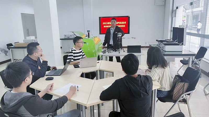小标题：瑜伽教练培训，行业背景解读