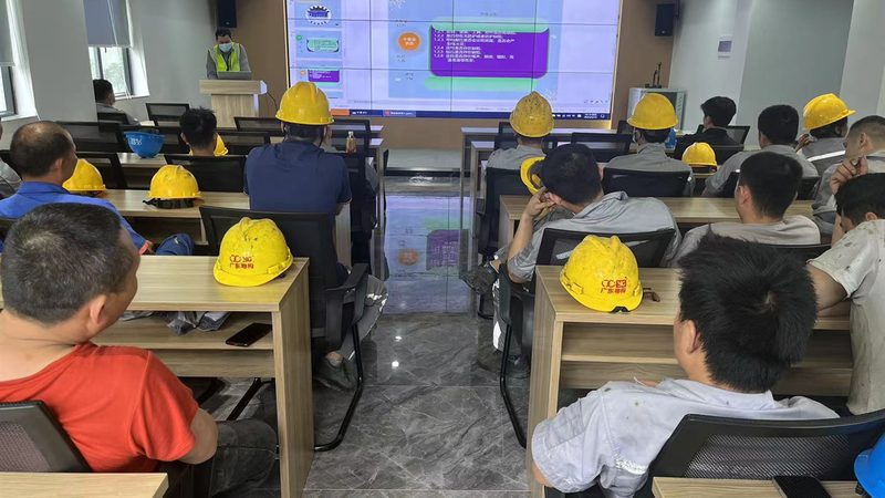 签订电工培训包就业合同时，首先要明确合同内容。合同应包括但不限于以下条款：